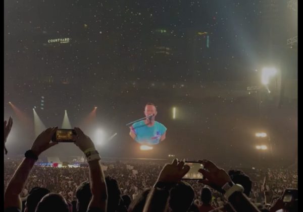 «Ευχαριστούμε που μας συγχωρέσατε που είμαστε Βρετανοί» – Το μήνυμα των Coldplay στην Ινδία